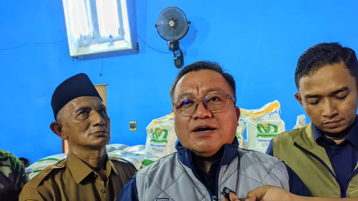 Pimpinan Bulog Jatim memantau penyaluran bantuan pangan di Desa Dolopo untuk memastikan distribusi berjalan lancar. LODITYA FERNANDES/RADAR MADIUN