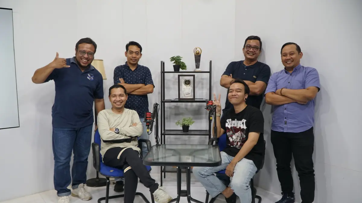 Plt Wali Kota Madiun Bagus Panuntun (dua dari kiri) bersama Direktur Jawa Pos TV Madiun Ockta Prana, GM Jawa Pos Radar Madiun Arfinanto Arsyadani, dan perwakilan manajemen. (OKTA VOTE/RADAR MADIUN)