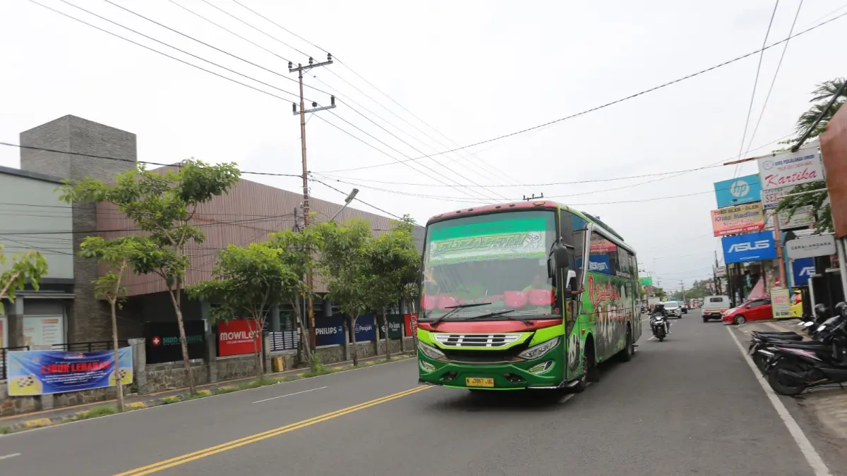 Sejumlah bus melanggar rambu larangan masuk kota saat menuju Terminal Purbaya Madiun. BAGAS BIMANTARA/RADAR MADIUN