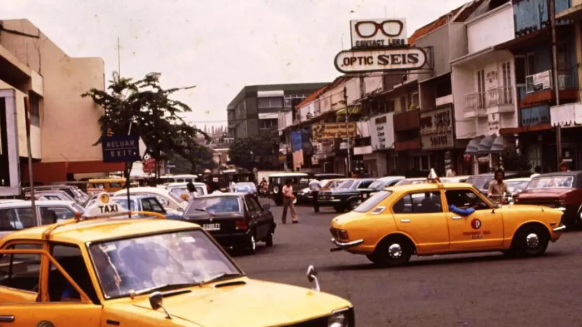 Suasana jalanan Jakarta tahun 1980-an. (JAWA POS)