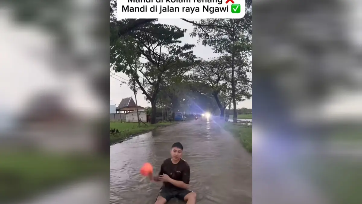 Tangkapan video kreator konten yang memperagakan mandi di kubangan jalan Karangjati–Rejuno yang rusak dan tergenang air. FOTO: TANGKAPAN LAYAR
