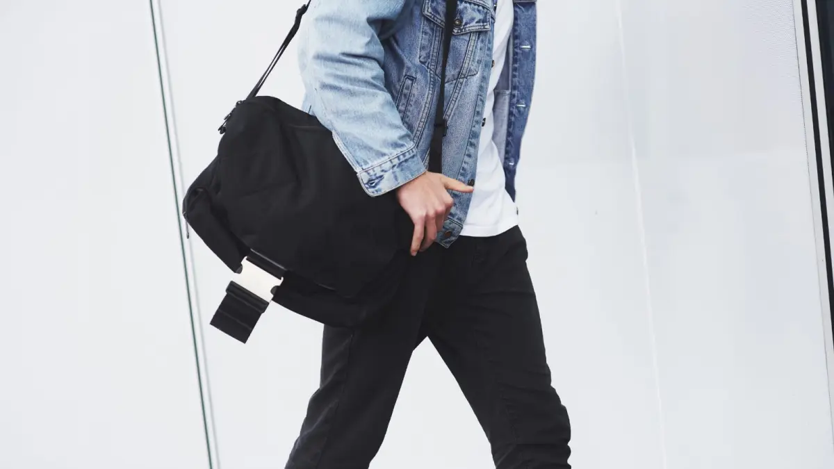Tas selempang pria menjadi aksesori favorit karena praktis dan menunjang gaya modern. (FREEPIK)