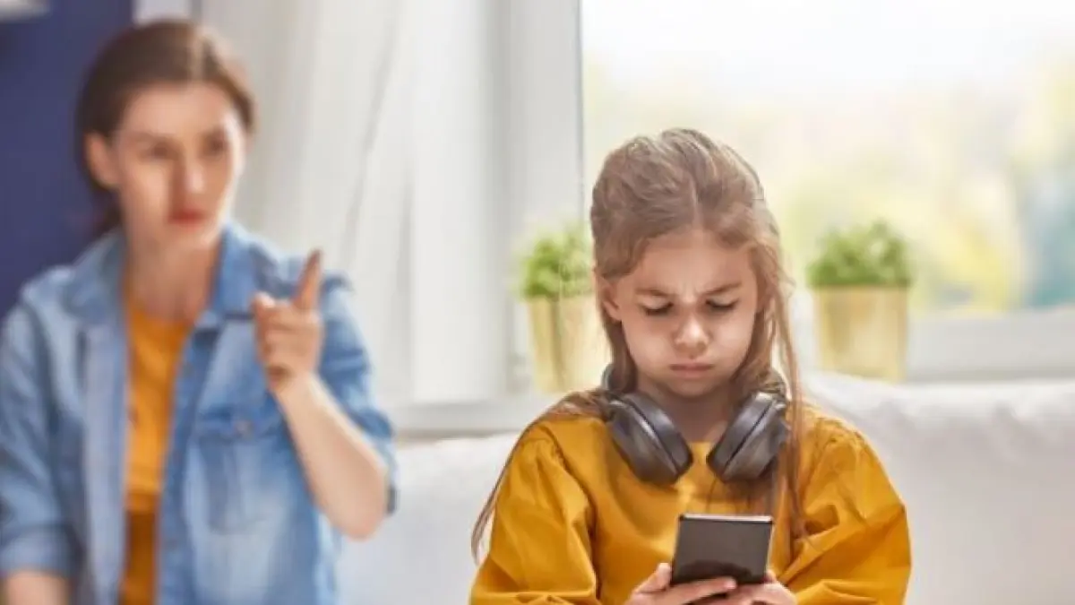 Bahaya dan dampak buruk anak main gadget. (ANTARA)