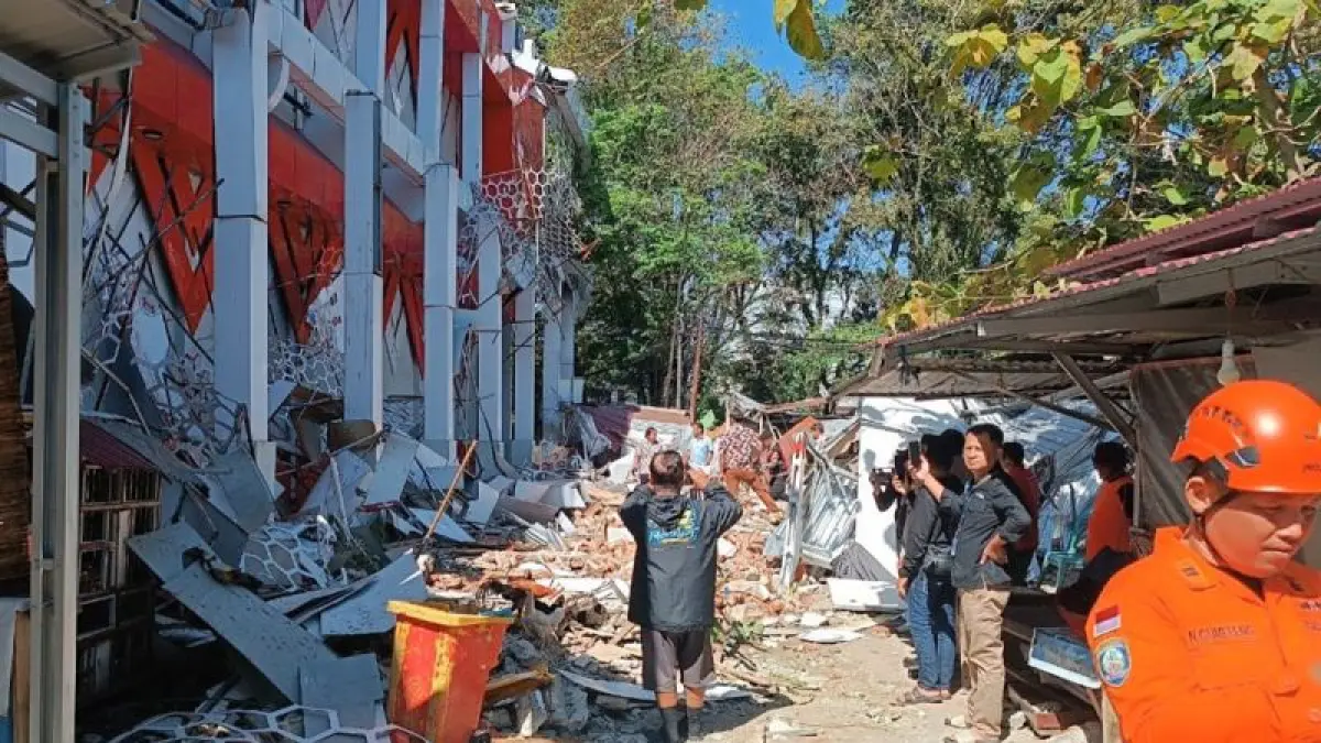 Bangunan KONI Sario Manado rusak akibat gempa magnitudo 7,6 di Manado, Sulawesi Utara, Kamis (2/4). (ANTARA)