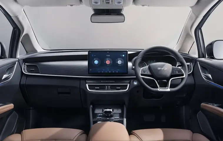 BYD M6 memiliki kabin mewah dan fitur keselamatan yang lengkap.