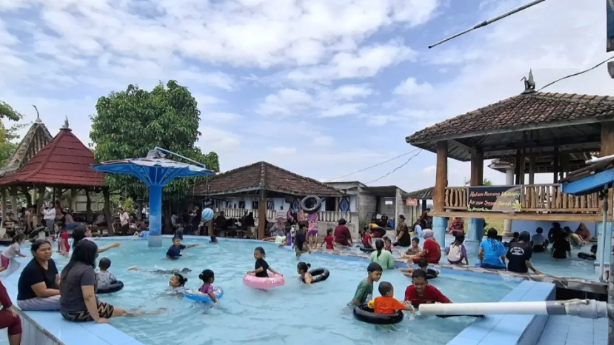 Destinasi wisata ramah keluarga di Ngawi tetap menjadi pilihan meski kunjungan Lebaran tahun ini menurun. ASEP SYAEFUL/RADAR NGAWI