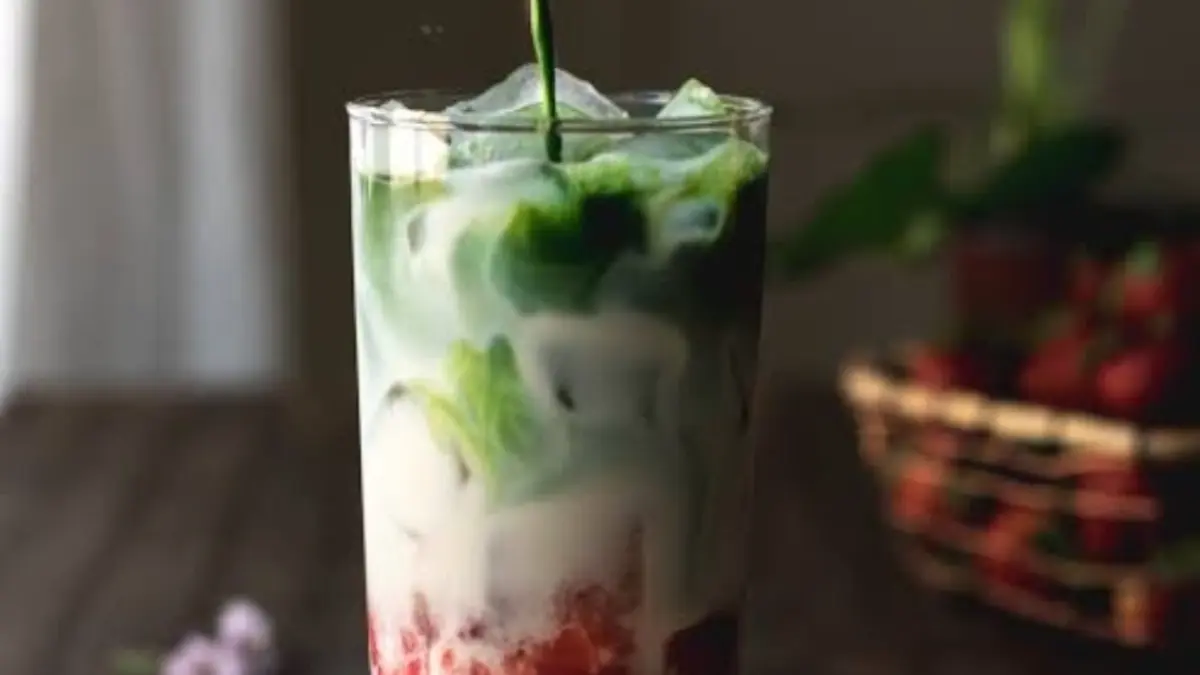 Es matcha strawberry viral dengan tampilan layer estetik hijau dan merah yang menyegarkan. (ISTIMEWA)
