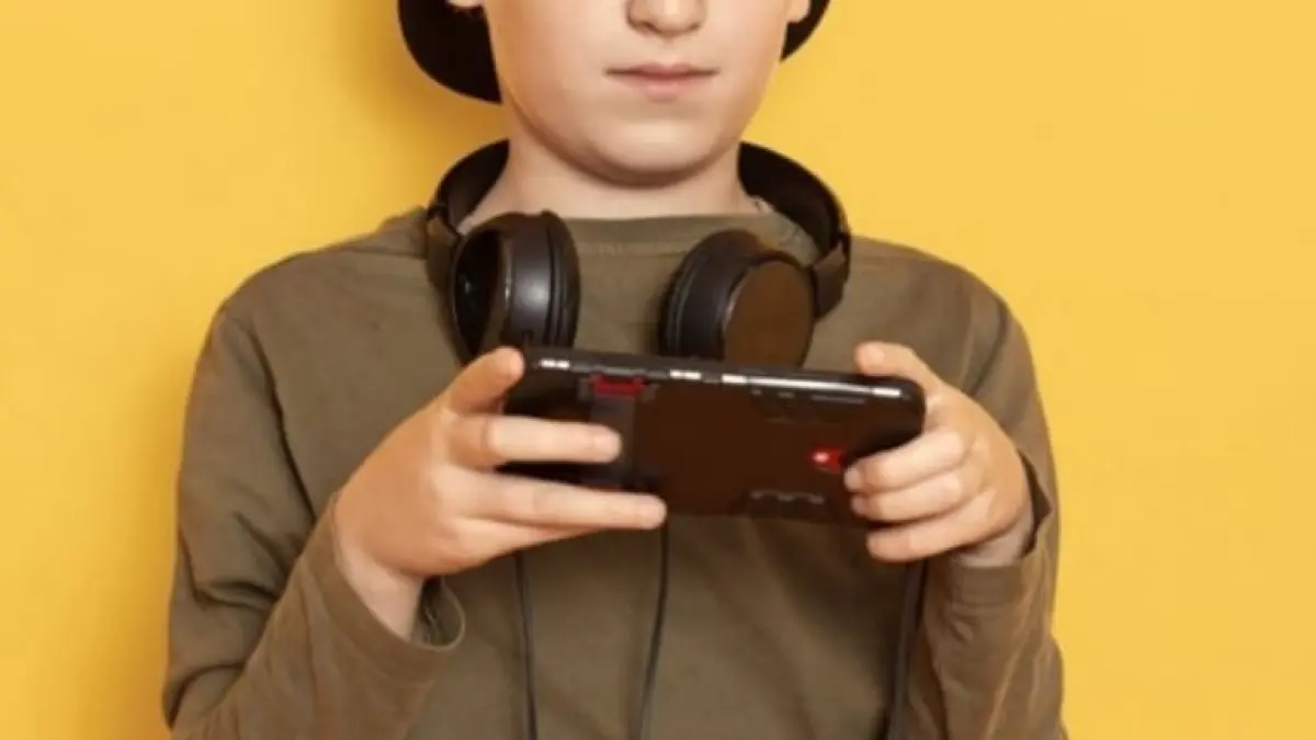 Ilustrasi anak main game di HP. (freepik)