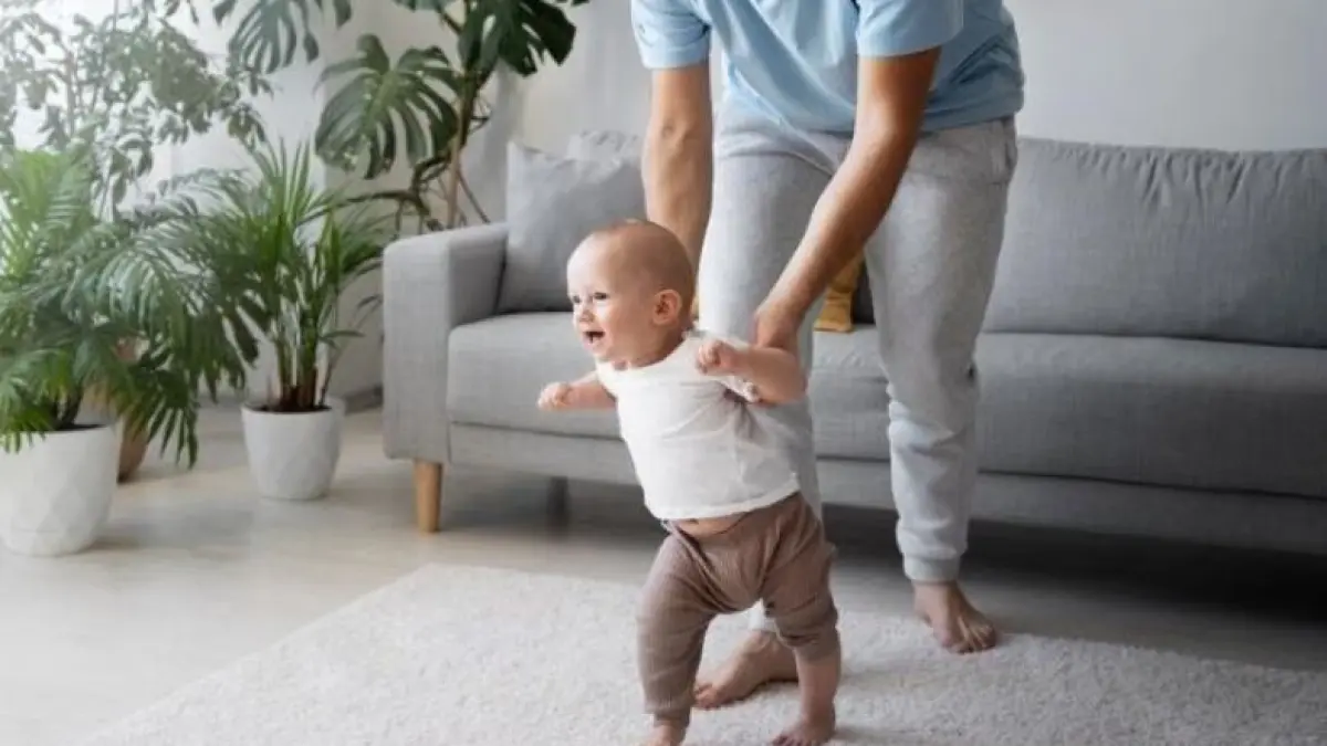 Ilustrasi bayi belajar berjalan. (freepik)