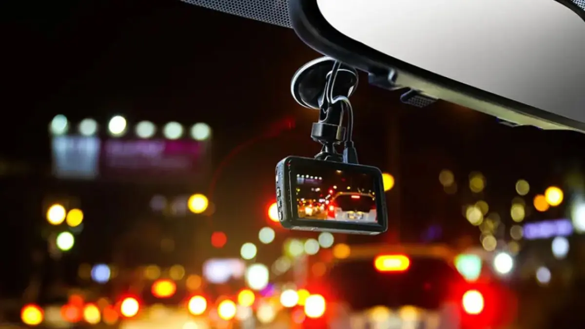 Ilustrasi dashcam mobil yang merekam perjalanan di malam hari. (TRAKKITGPS)