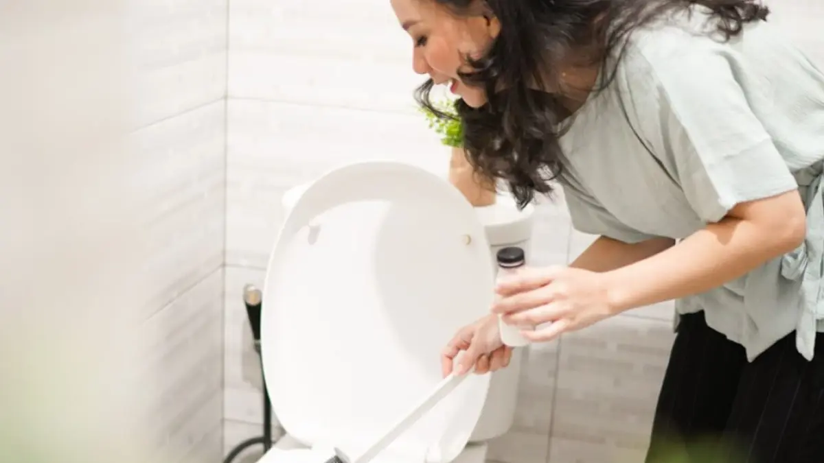 Ilustrasi membersihkan toilet. (CLEANIPEDIA)