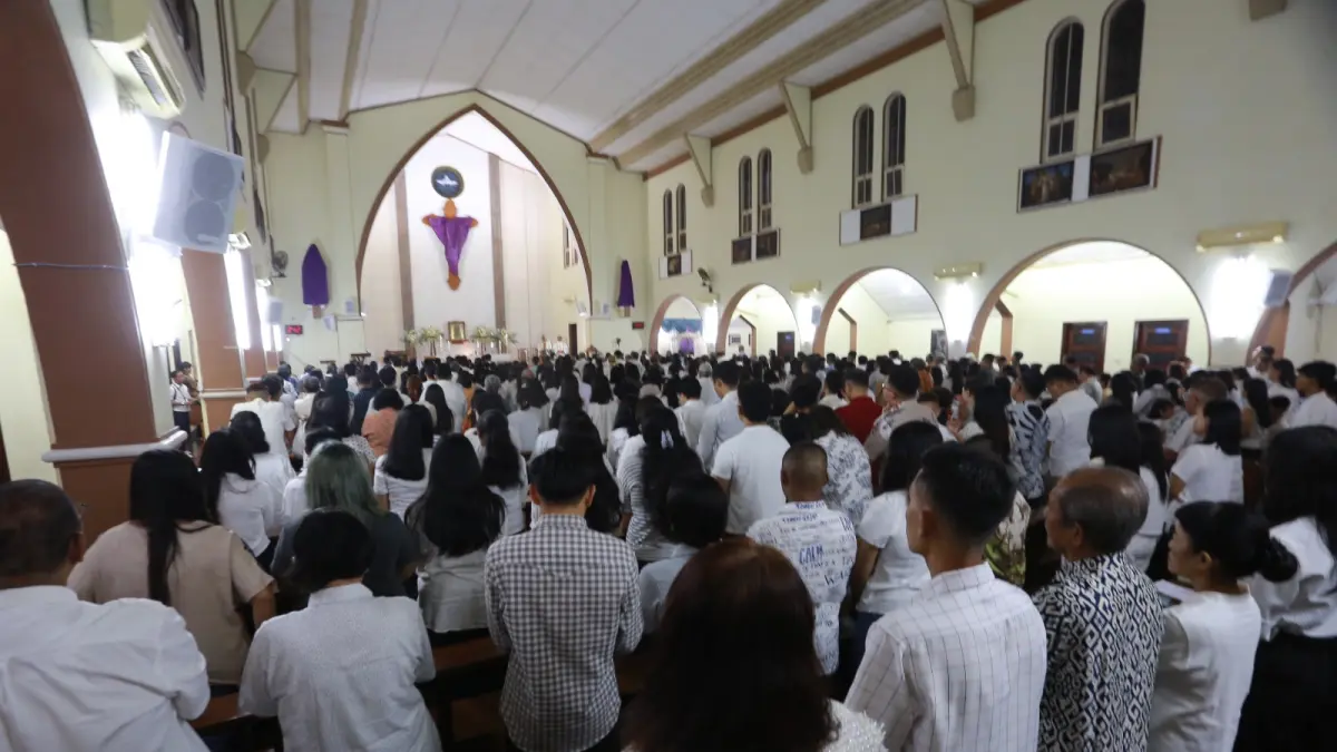 Jemaat Paroki Santo Cornelius Madiun mengikuti misa Tri Hari Suci menjelang Hari Raya Paskah dengan khidmat. FOTO: BAGAS BIMANTARA/RADAR MADIUN