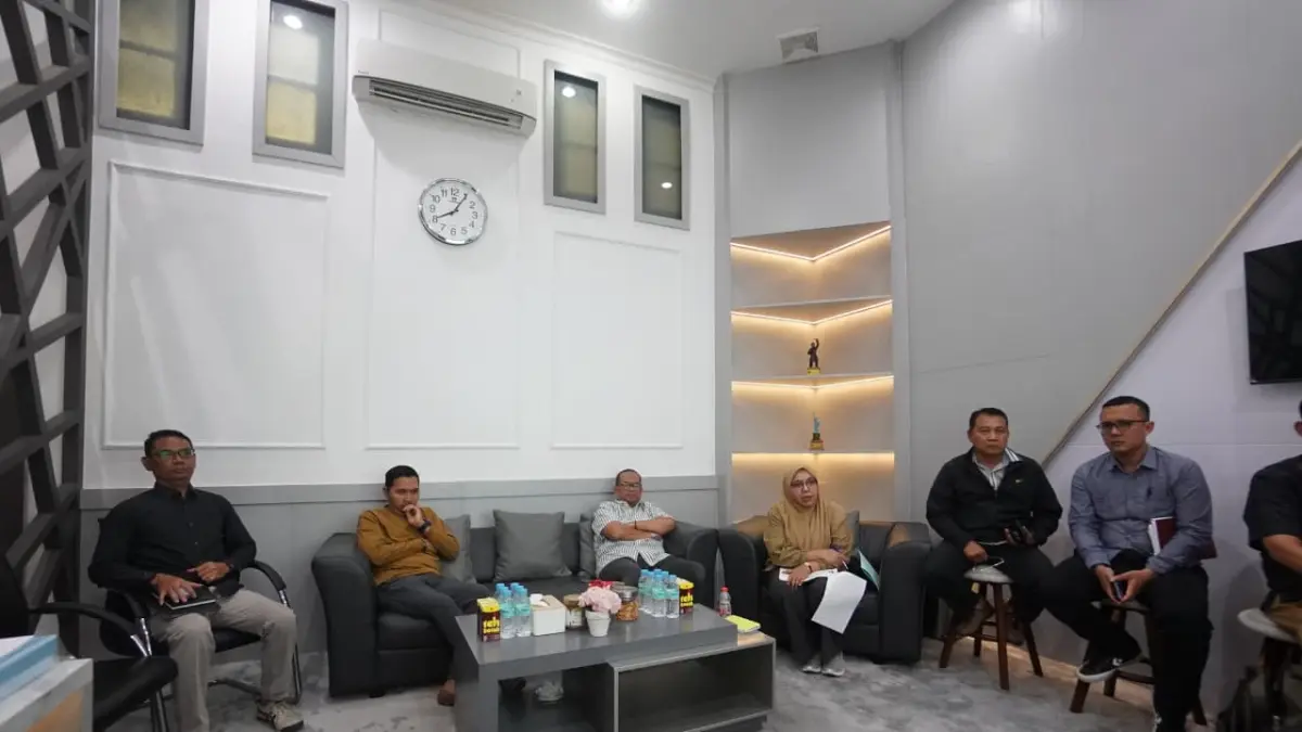 Plt Wali Kota Madiun bersama Sekda mengevaluasi program OPD di balai kota. FOTO: DISKOMINFO KOTA MADIUN