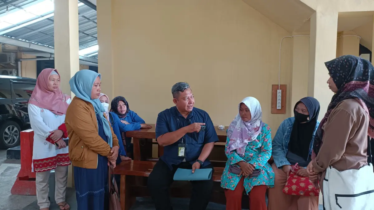 Sejumlah warga Desa Petungsinarang melapor ke polisi setelah diduga menjadi korban kredit fiktif. FOTO: NUR CAHYONO/RADAR PACITAN