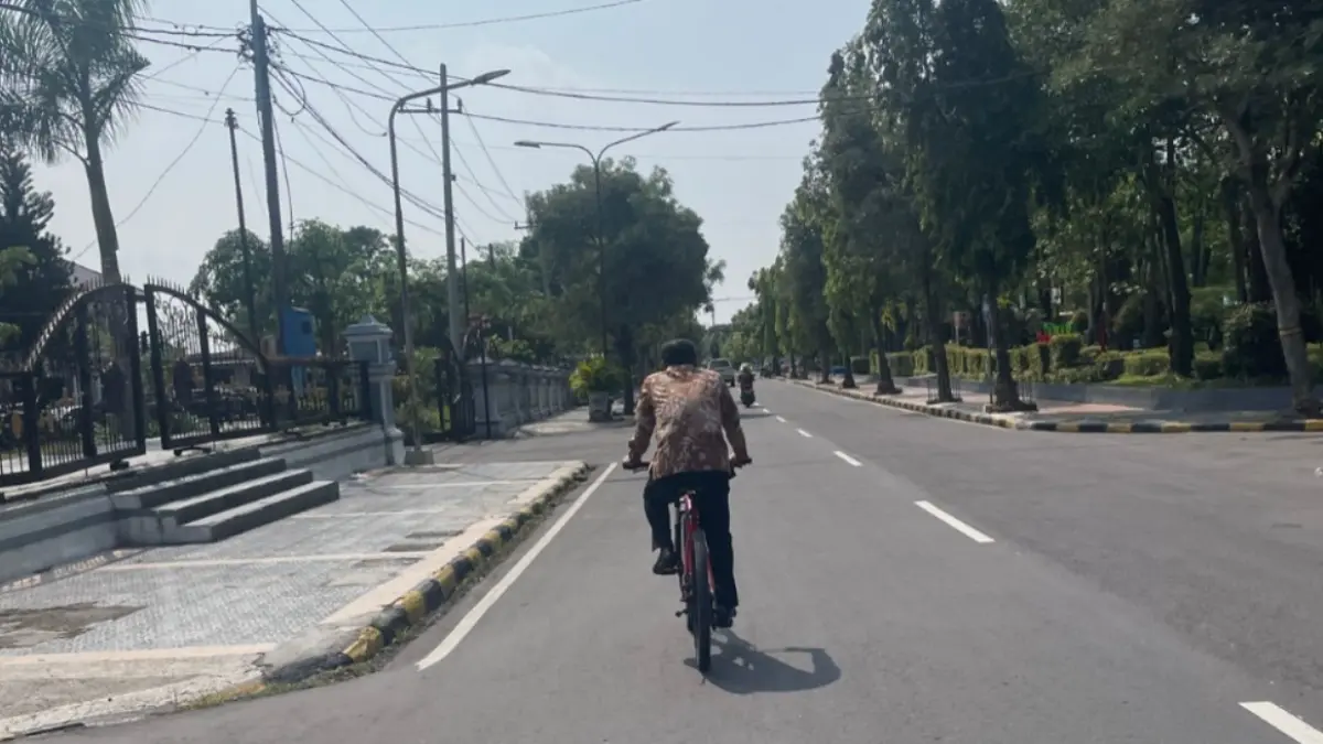 Wabup Ngawi bersepeda menuju kantor sebagai bagian kampanye bike to work dan efisiensi energi. FOTO: ISTIMEWA