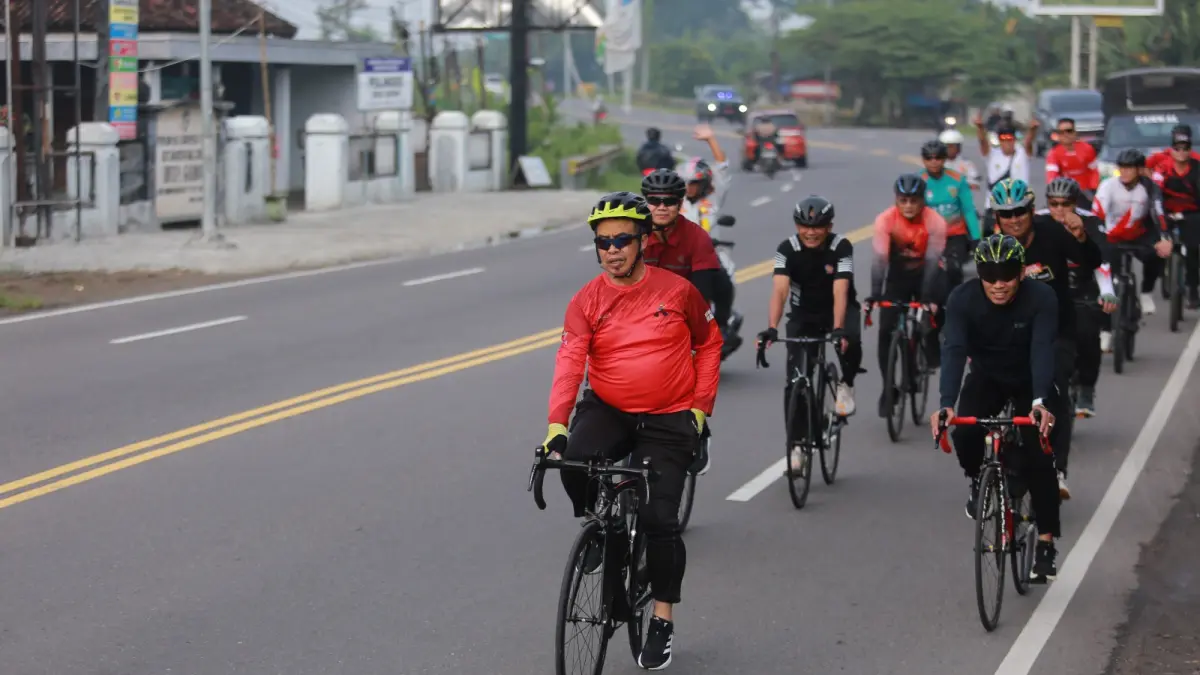 Bupati Madiun Hari Wuryanto rutin bersepeda setiap Jumat sebagai upaya mendukung efisiensi energi. FOTO: BAGAS BIMANTARA/RADAR MADIUN