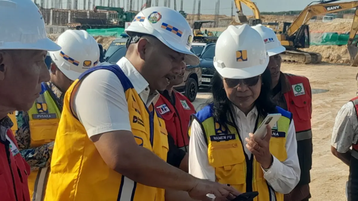 Bupati Ngawi menyampaikan keluhan warga terkait jalan rusak kepada Wamen PU saat kunjungan kerja di Ngawi. ASEP SYAEFUL/RADAR NGAWI