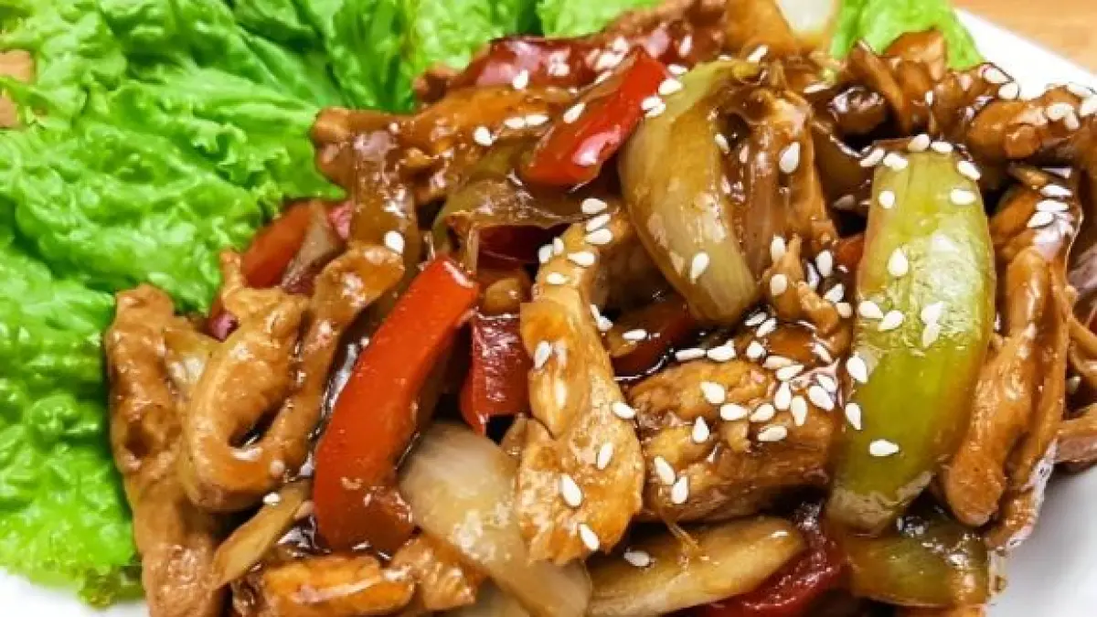 Chicken yakiniku ala HokBen dengan potongan ayam empuk, bawang bombay, dan paprika berpadu saus gurih manis khas Jepang.
