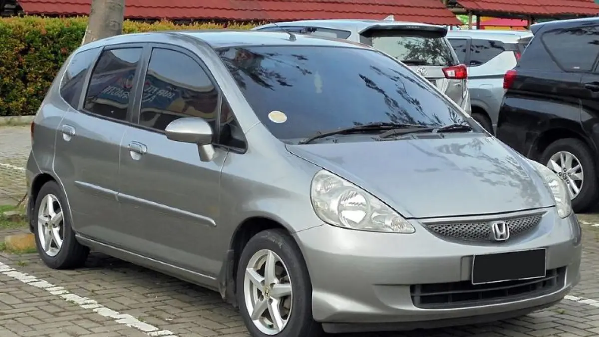 Honda Jazz generasi awal masih menarik, desainnya tetap modern dan cocok untuk anak muda atau pekerja kantoran.