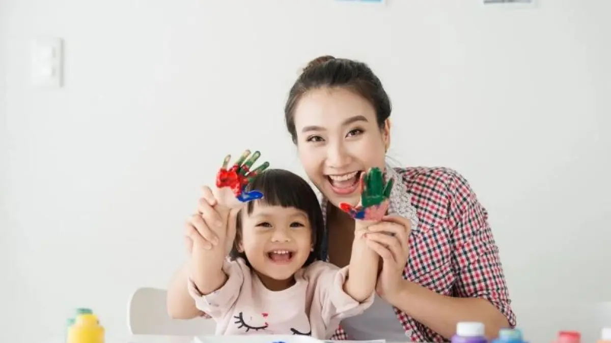 Ilustrasi ibu bermain dengan anak. (generasi maju)