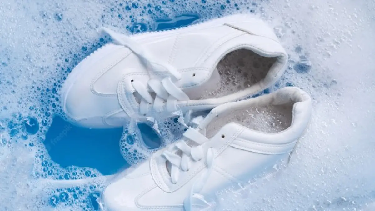 Ilustrasi membersihkan sepatu warna putih. (freepik)