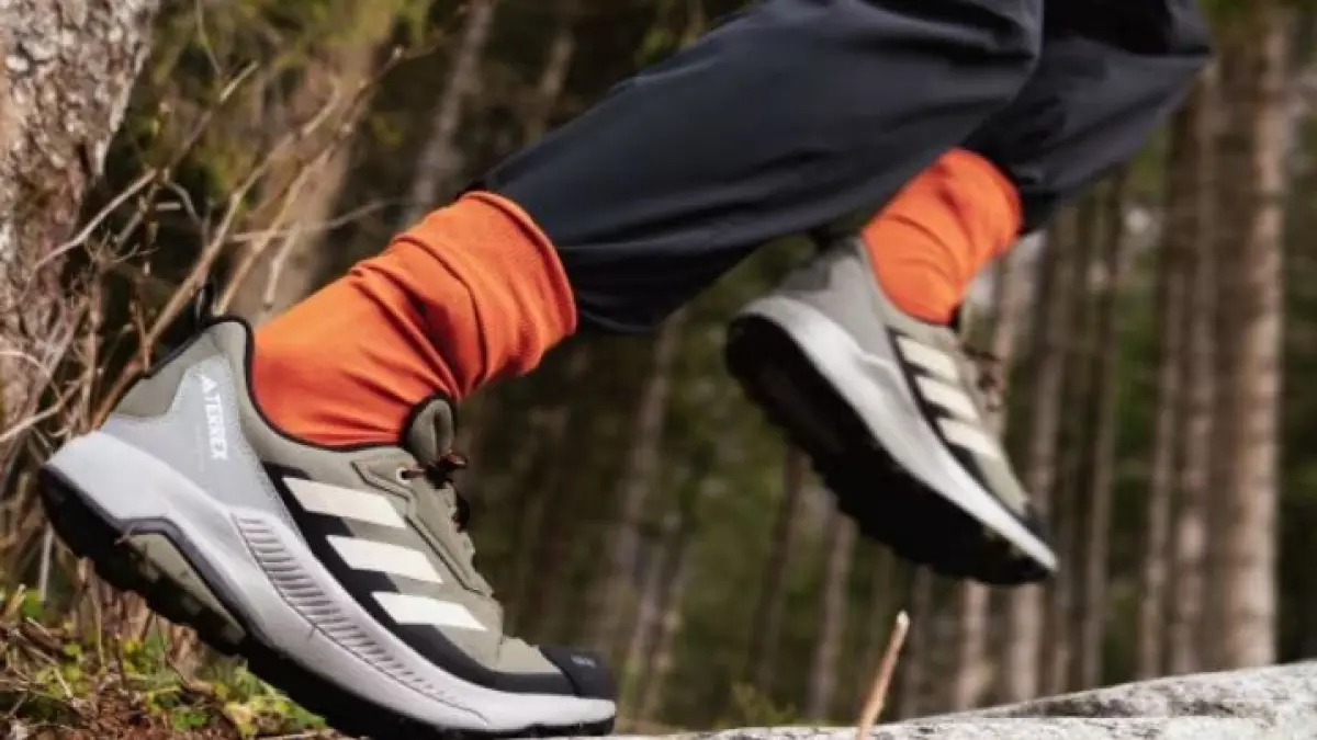 Ilustrasi rekomendasi sepatu gunung untuk pemula. (Adidas)