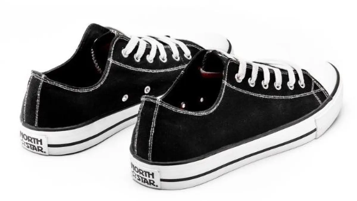 Ilustrasi rekomendasi sepatu lokal mirip Converse.