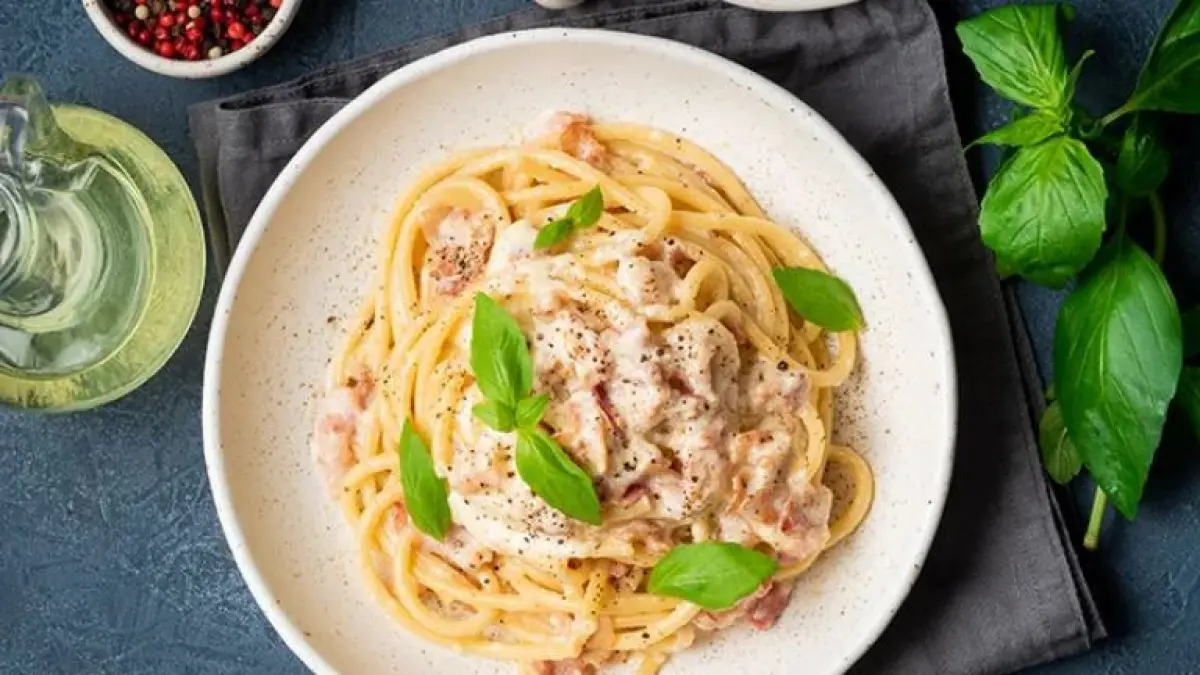 Ilustrasi spaghetti carbonara untuk anak 4 tahun.