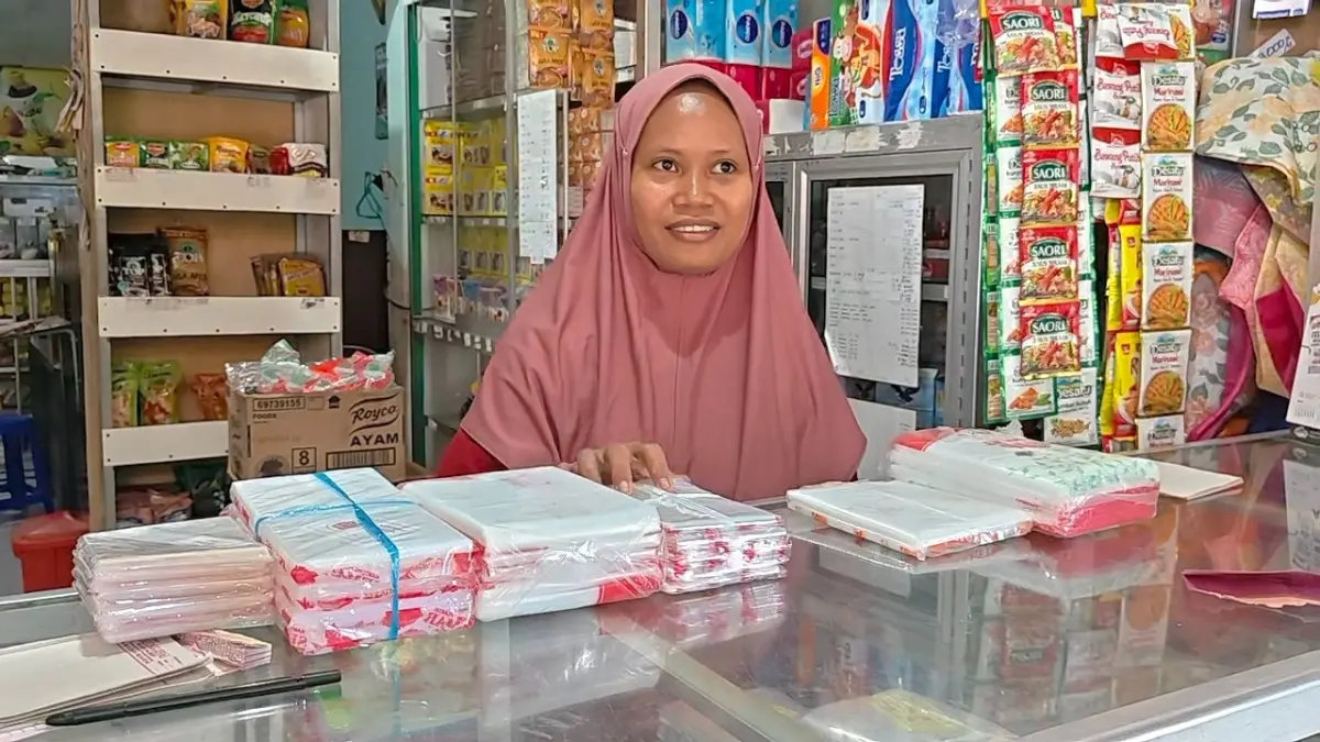Kenaikan harga plastik pasca-Lebaran membuat pelaku UMKM harus mengubah strategi usaha agar tetap bertahan. SUGENG DWI N/RADAR PONOROGO
