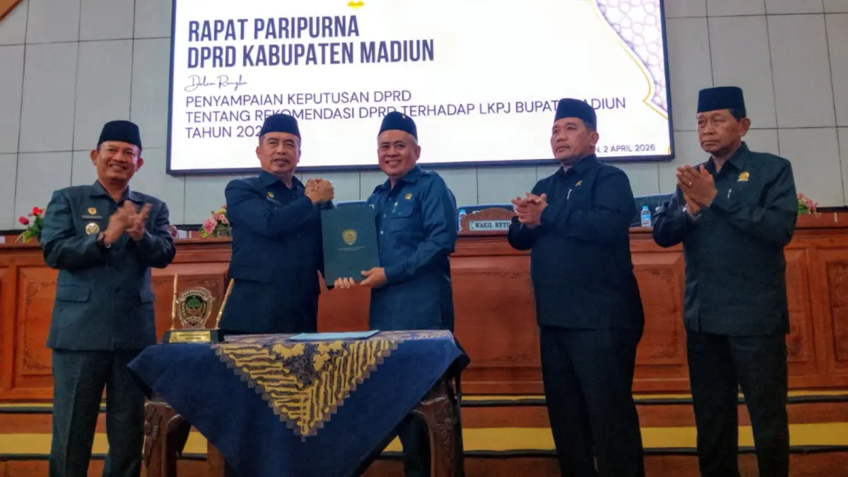 Ketua DPRD bersama pimpinan dewan menyerahkan rekomendasi LKPj kepada Bupati Madiun dalam rapat paripurna. LODITYA FERNANDES/RADAR MADIUN