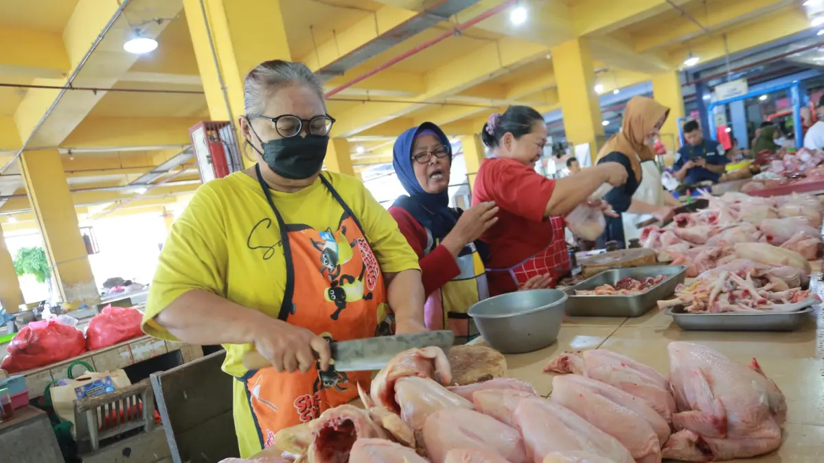 Komoditas daging ayam dan sayuran mendominasi penyumbang inflasi Kota Madiun pada Maret 2026. BAGAS BIMANTARA/RADAR MADIUN