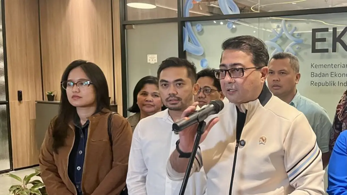 Menteri Ekraf Teuku Riefky Harsya usai bertemu dengan Amsal Sitepu di Autograph Tower Thamrin Nine, Jakarta, Kamis (2/4). (ANTARA)
