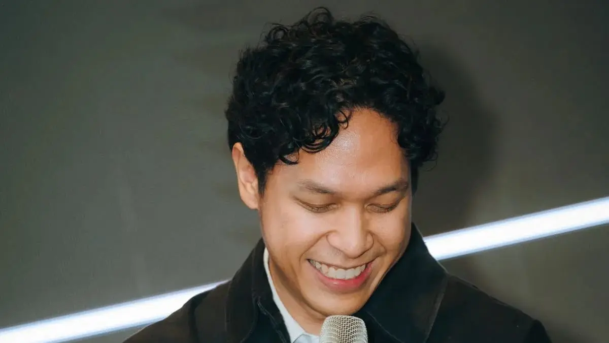 Musisi Baskara Putra atau Hindia mengumumkan adaptasi album "Menari dengan Bayangan" menjadi film layar lebar (Palari Film)
