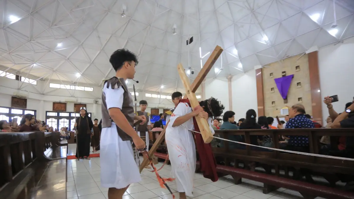 Orang Muda Katolik Paroki Mater Dei Madiun menampilkan visualisasi Jalan Salib dengan suasana haru dan penuh penghayatan. FOTO: BAGAS BIMANTARA/RADAR MADIUN