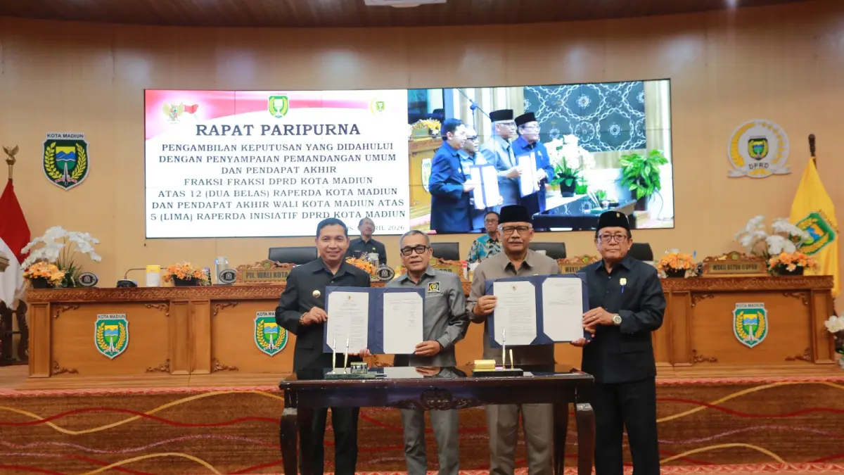 Pimpinan DPRD bersama Plt Wali Kota Madiun menandatangani penetapan 17 raperda hasil pembahasan sejak 2023. BAGAS BIMANTARA/RADAR MADIUN