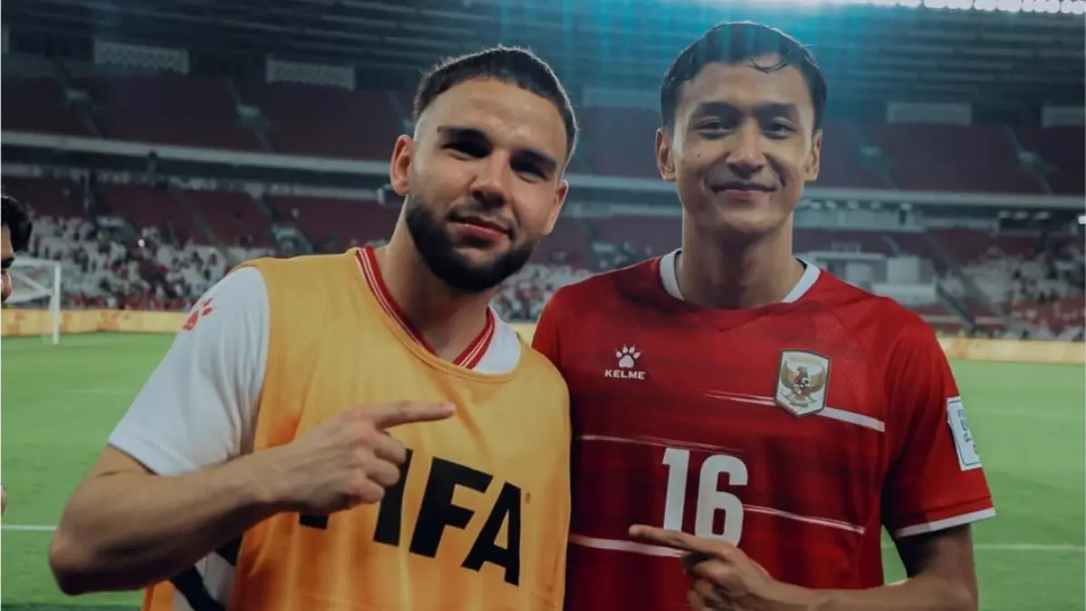 POTENSIAL: Pemain Timnas Indonesia Dony Tri Pamungkas foto bareng seniornya Calvin Verdonk dalam FIFA Series 2026. (IG @donytripamungkas)