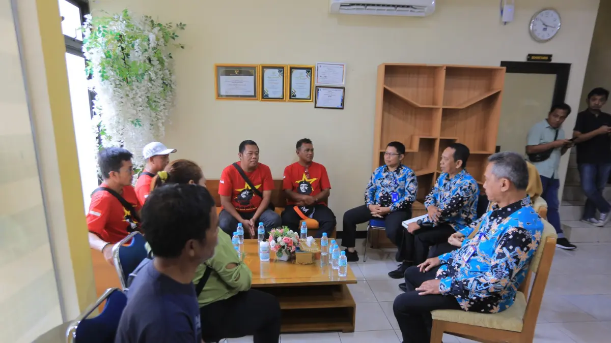 Ratusan PKL Alun-Alun Kota Madiun menyampaikan aspirasi di kantor Disdag terkait relokasi dan jam operasional berdagang. BAGAS BIMANTARA/RADAR MADIUN