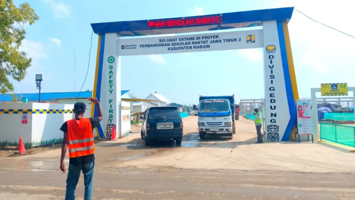 Ratusan ribu genteng dibutuhkan dalam proyek Sekolah Rakyat di Kabupaten Madiun setelah perubahan desain atap mengikuti program gentengisasi. LODITYA FERNANDES/RADAR MADIUN