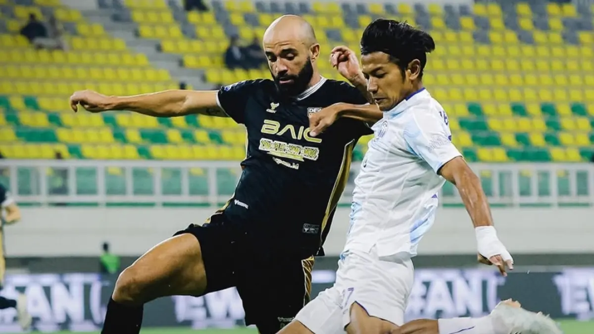 SAMA KUAT: Pemain PSIM Jogja dikawal ketat oleh pemain Dewa United dalam laga lanjutan BRI Super League pekan ke-26, hari Jumat (3/4) malam. (IG @psimjogja_official)