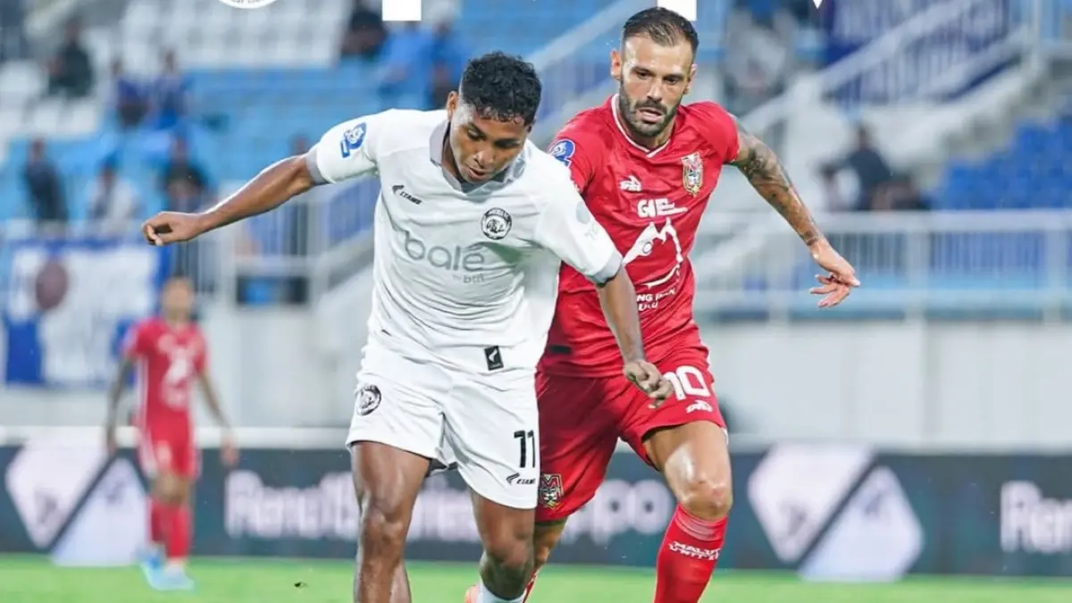 SENGIT: Pemain Arema FC mendapat kawalan ketat dari pemain Malut United dalam laga lanjutan BRI Super League di Stadion Kanjuruhan, Malang, Jumat (3/4) sore. (IG @aremafcofficial)