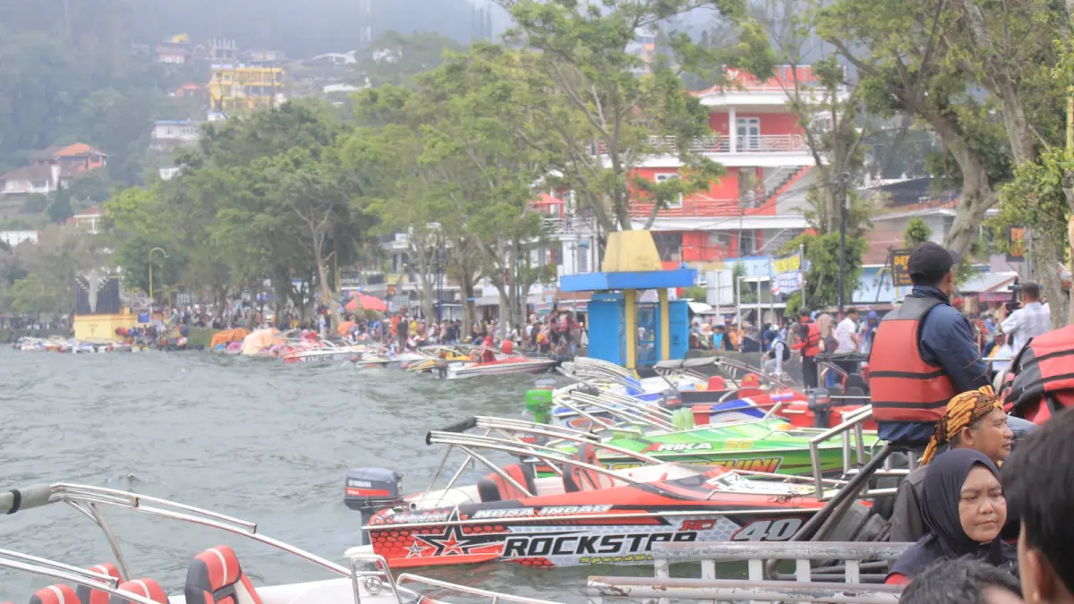 Wisatawan memadati kawasan Telaga Sarangan dan menggerakkan ekonomi lokal hingga puluhan miliar rupiah selama libur panjang. FOTO: AJI PUTRA/RADAR MAGETAN