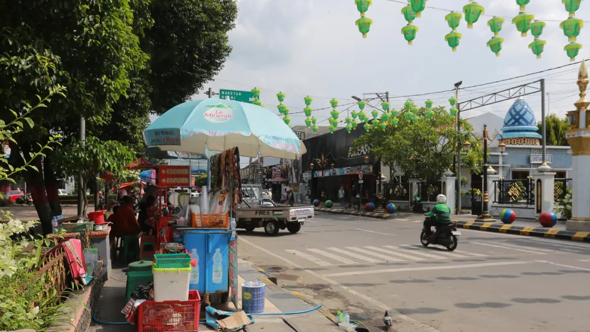 Aktivitas PKL di Alun-Alun Kota Madiun masih berjalan sambil menunggu proses relokasi bertahap ke sisi selatan kawasan. BAGAS BIMANTARA/RADAR MADIUN