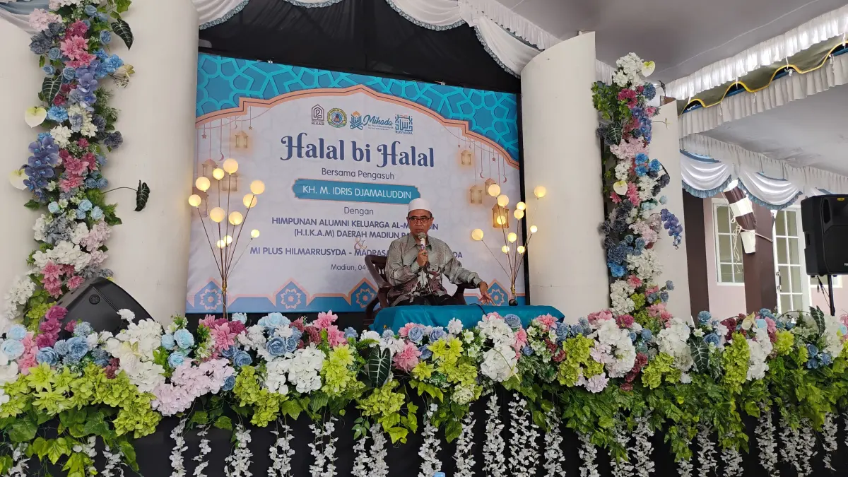 Alumni HIKAM Madiun Raya mengikuti halal bihalal bersama pengasuh Al-Muhibbin di MI Plus Hilmarrusyda, Sabtu (4/4).