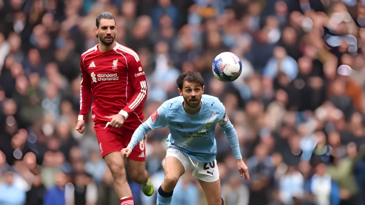Bernardo Silva dikawal Dominik Szoboszlai. (Carl Recine/Getty Images)