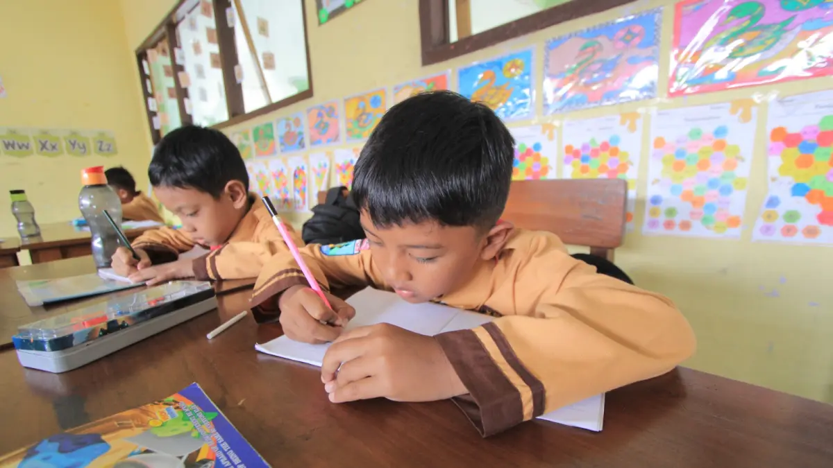 Dikpora Magetan menyiapkan aturan pembatasan penggunaan ponsel di sekolah untuk meningkatkan fokus belajar siswa dan guru. AJI PUTRA/RADAR MAGETAN
