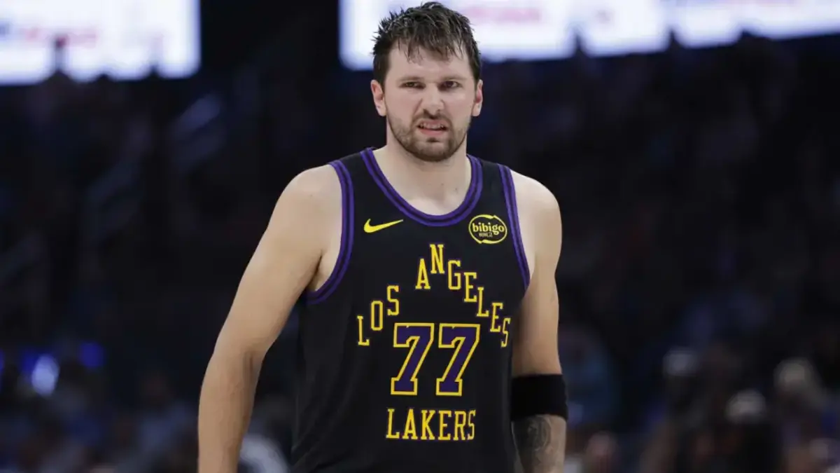 Luka Doncic pemain LA Lakers cedera jelang playoff NBA.