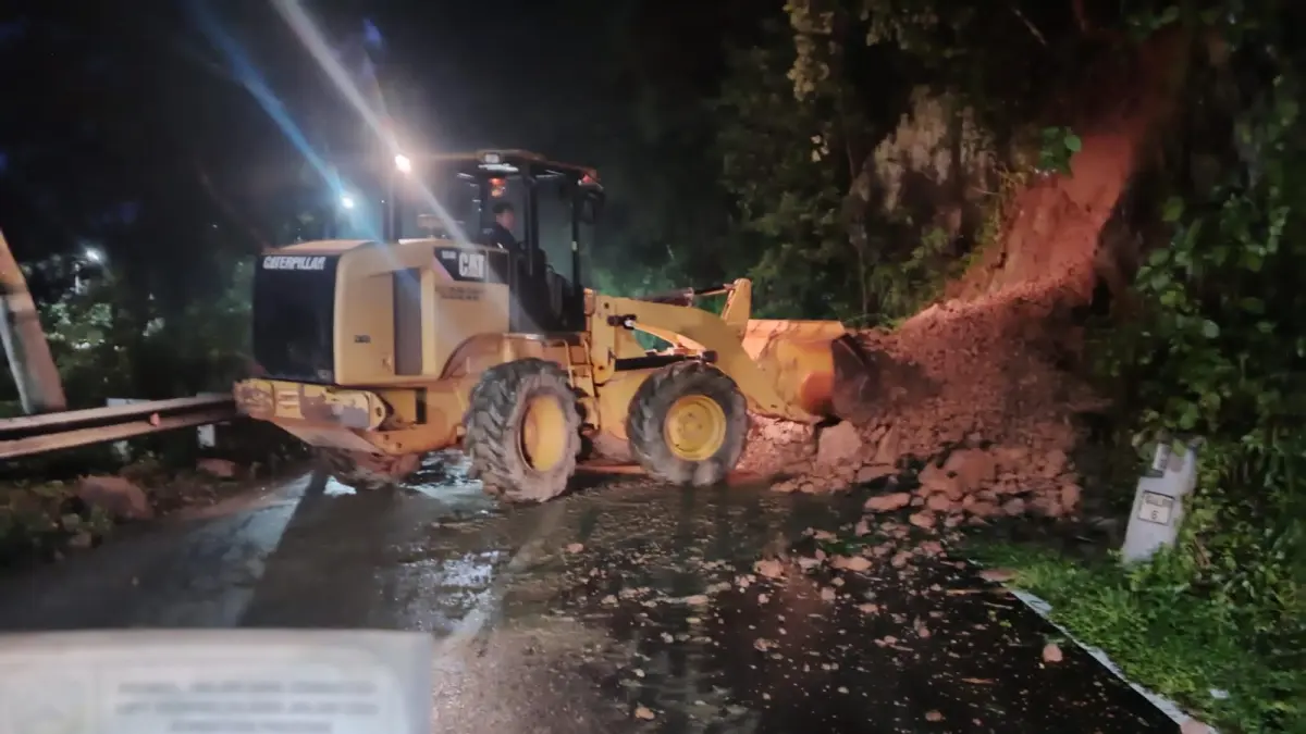 Material longsor sempat menutup jalur Pacitan–Ponorogo sebelum akhirnya dibersihkan petugas. FOTO: ISTIMEWA