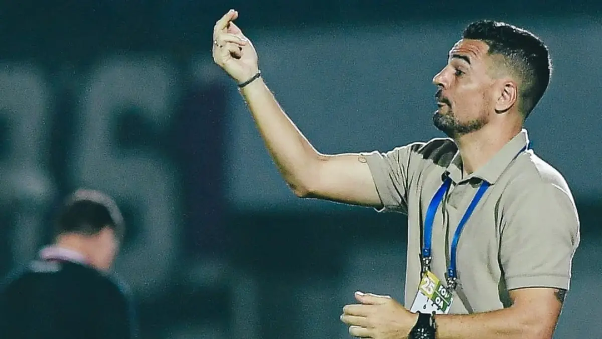 OPTIMISTIS: Pelatih Persita Carlos Pena optimistis timnya mampu mencuri poin penuh di kandang Persebaya. (IG @persita.official)