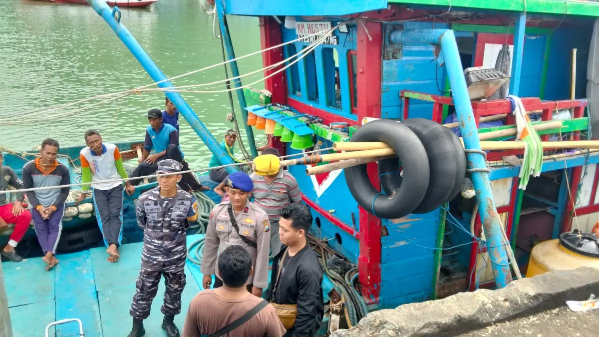 Petugas mengevakuasi jenazah ABK KM Restu yang meninggal saat melaut di perairan Samudera Hindia. FOTO: ISTIMEWA