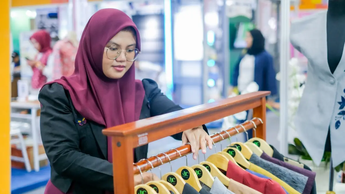 Produk fesyen wastra JJC Rumah Jahit tampil eksklusif dengan kombinasi tenun dan bordir khas Nusantara.